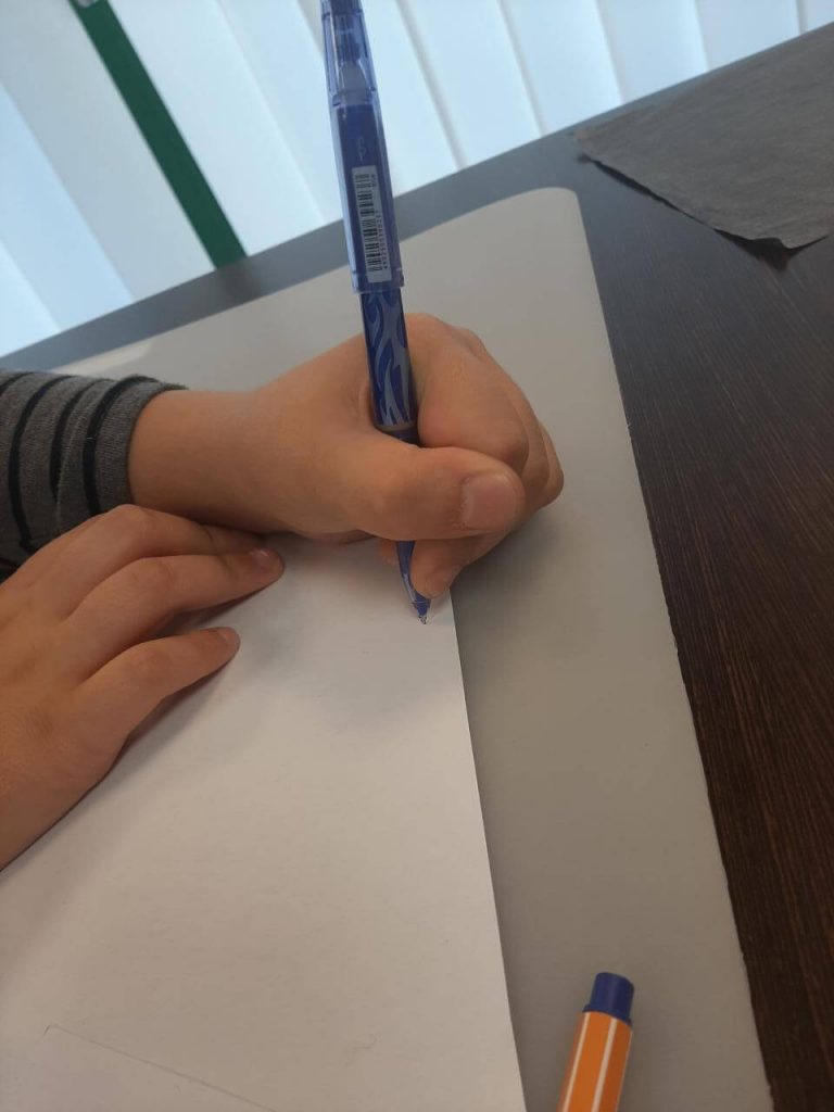 Exercice d'écriture pour un enfant