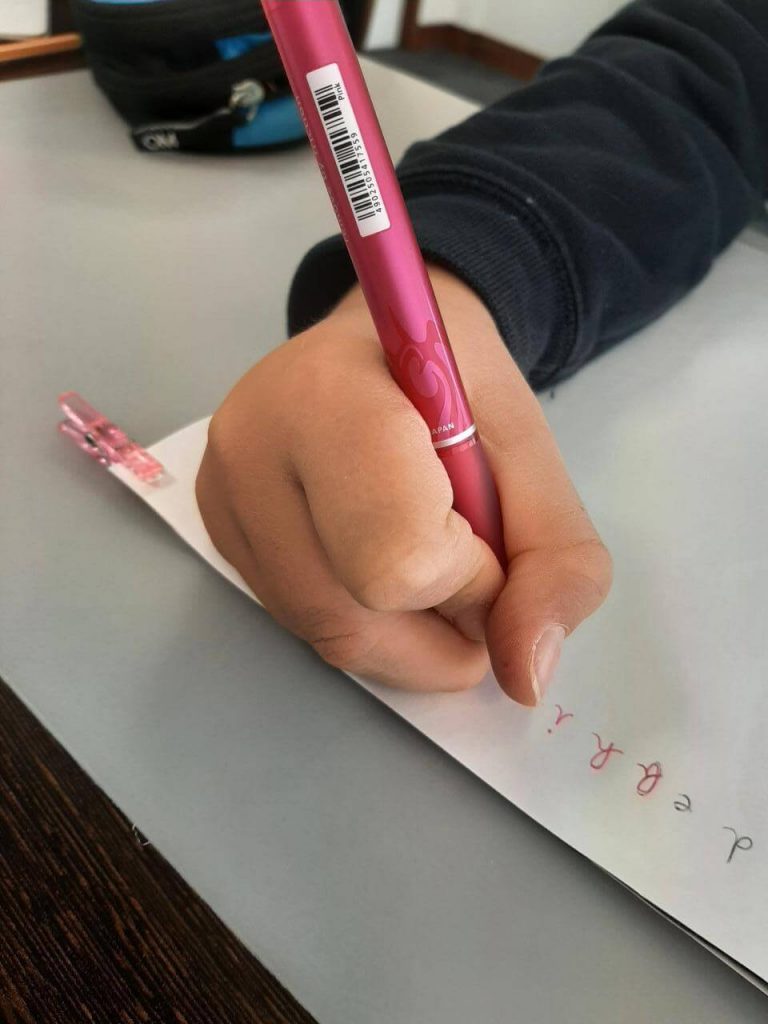 La tenue de crayon pour écrire
